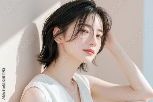 Naklejka 透明感のある白い肌の女性。ニュートラルトーンの背景。