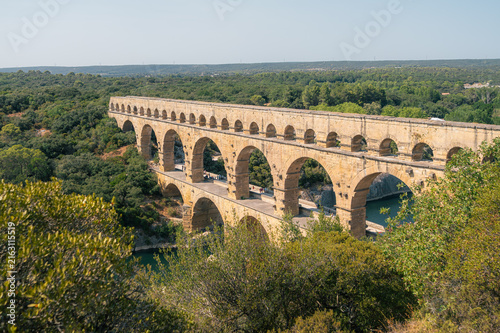 Fotografie Pont du Gard, aqueduc romain surplombant la rivière en Occitanie
