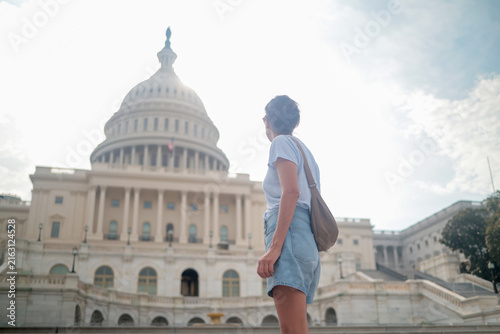 Cuadro en lienzo Woman traveling in washington d