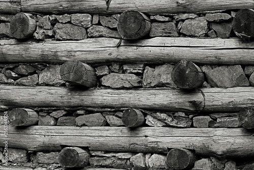 Foto A retaining wall made of logs and natural stone