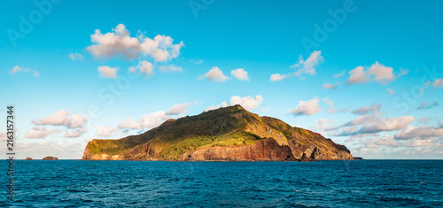 Cuadro en lienzo Landscape shot of famous island of Pitcairn where the Bounty mutineers settled a