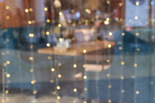 Foto String Lights Reflecting On Glass Window With Blurred Cafe Interior Seating And Tables Beyond Creating Bokeh Evening Ambience In Urban Indoor Setting