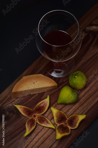 Figs and cheese with red wine