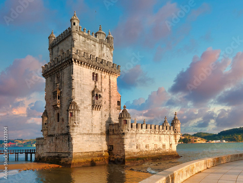 Obraz na plátně Belém Tower Historic Fortress Landmark in Lisbon Photo