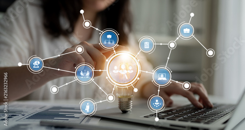 Fotografie A person engages in idea generation using technology, illustrated by a light bulb icon and connected nodes, highlighting creativity and collaboration in a digital workspace