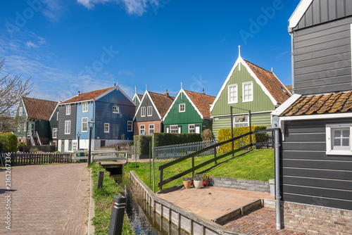 Fotografía Marken is a peninsula connected by a causeway to the waters of Lake Ijssel, in the Netherlands, located in the municipality of Waterland in the province of North Holland