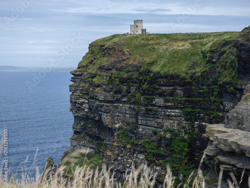 Foto O'brien's tower standing atop cliffs of moher, ireland