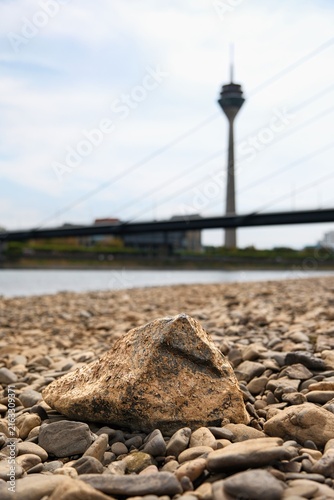 Blick über den Rhein bei Düsseldorf bei sehr niedrigem Wasser wegen Trockenheit	