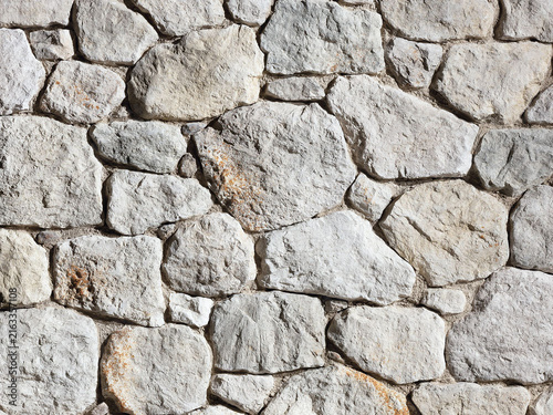 Foto Rustic white stone wall texture with rough natural cobblestones background
