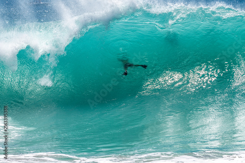 Quadro su tela Hollow turquoise wave barreling with silhouette of a bodysurfer at The Wedge