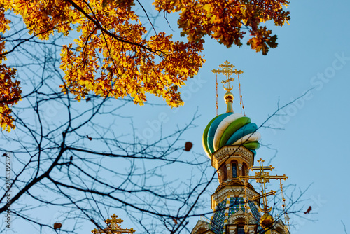 Foto The golden domes of the cathedral were Saved on Blood through yellow foliage and