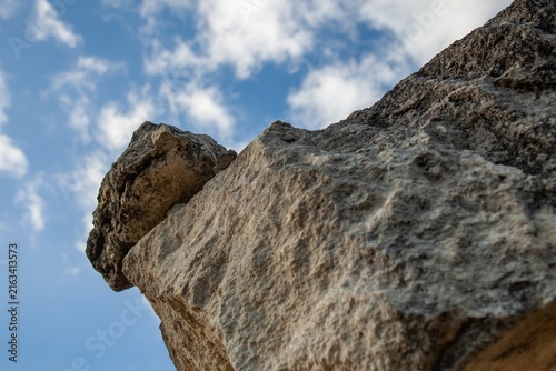 Foto Low-angle close-up of weathered Pińczów limestone rising against a blue sky with