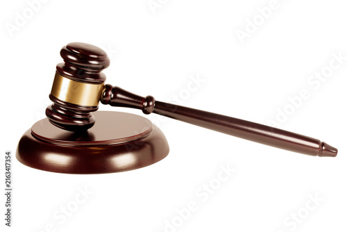 Foto wooden judge gavel and soundboard isolated on white
