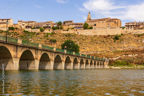 Fotografía View of Maderuelo town village from opposite bank of river or reservoir