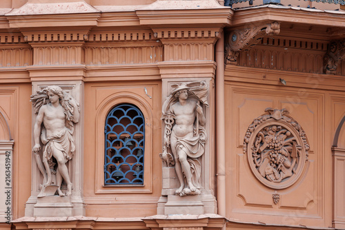 Quadro su tela Allegorical sculptures decorating the Riga Bourse facade in Old Riga, Latvia