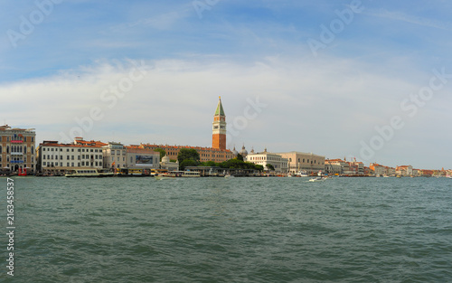 Foto Scenic view of Venice waterfront with historic buildings, Campanile bell tower a