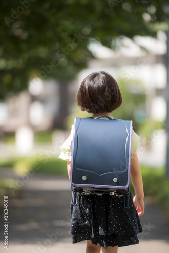 Plakat 黒いランドセルを背負った小学生の女の子の後ろ姿