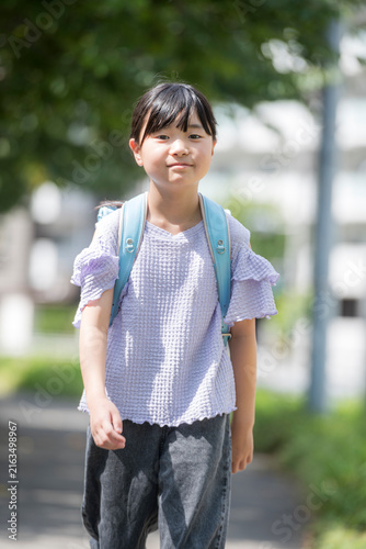 Plakat 笑顔で通学路を走るランドセル姿の女の子