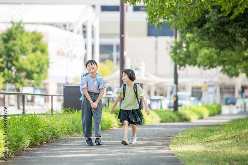 Plakat 歩道を歩くランドセル姿の子供たち