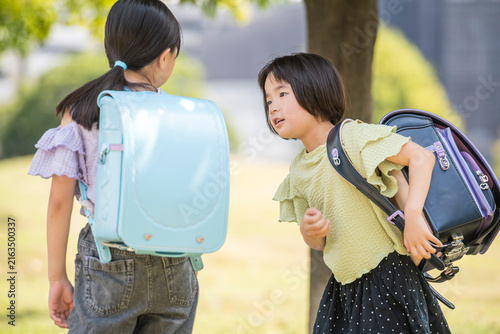 Plakat 通学路で会話するランドセル姿の子供たち