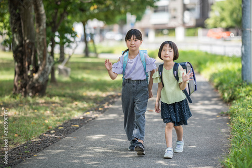 Plakat 通学路を並んで歩くランドセル姿の小学生