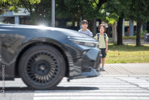 Plakat 横断歩道を渡る子供たちと走行する自動車