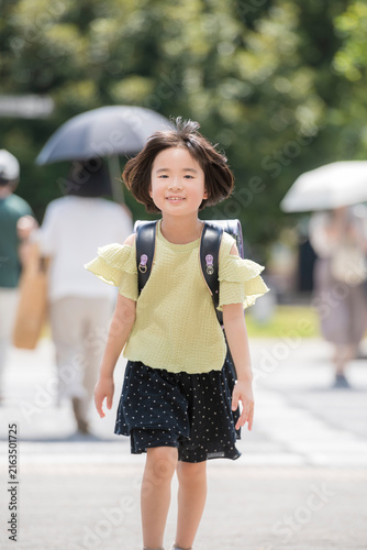 Naklejka ランドセルを背負って通学路を歩く小学生の女の子