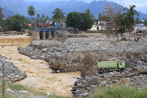 Foto The major damage caused by flash floods in Padang City that occurred in December 2025 brought large logs from the hills and destroyed everything in its path
