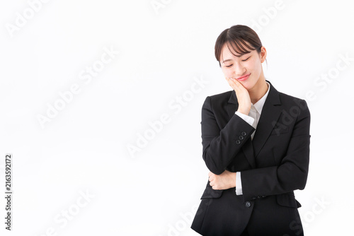 悩む若いスーツの女性