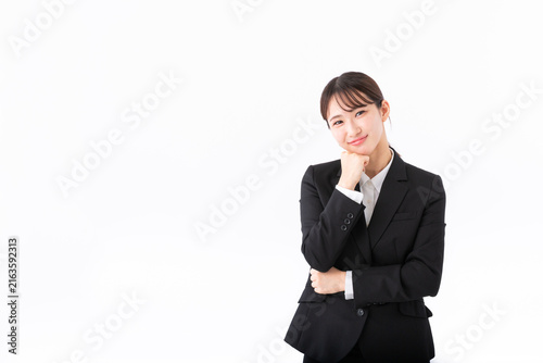 考える若いスーツの女性