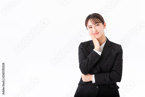 考える若いスーツの女性