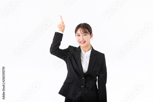 指をさす若いスーツの女性