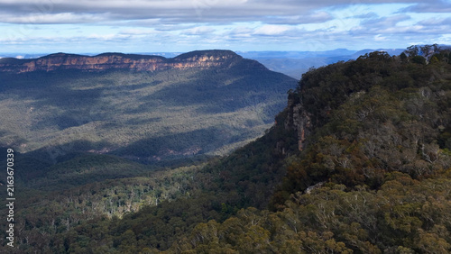 Foto Aerial View of Sandstone Cliffs and Eucalyptus Forest in Blue Mountains
