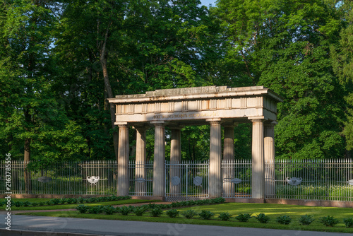 Foto The Triumphal Gate to My Dear Comrades-in-Arms in the Catherine Park of Tsarskoye Selo on a sunny summer day,  Pushkin, St