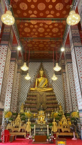 Quadro su tela Golden Buddha statue enshrined inside the ordination hall of Buddhist temple in Bangkok, Thailand