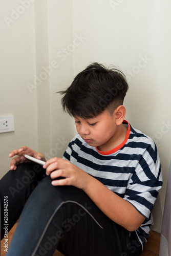 Foto Internet vulnerability demonstrating childhood anxiety regarding cybercrime dist