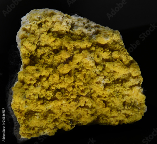 Fotografía A macro close-up view of a natrojarosite (natromontebrasite/natroalunite group)