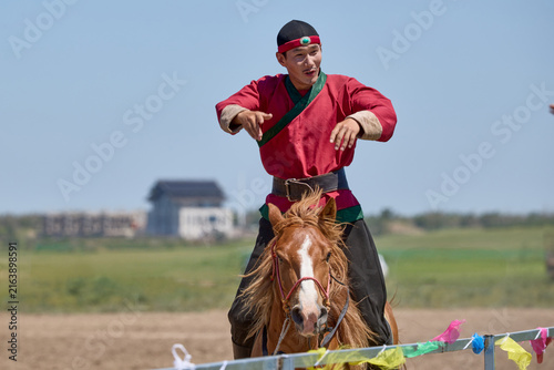 Foto The skillful Mongolian equestrian performance at the Naadam Festival