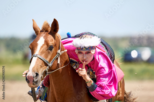 Foto The skillful Mongolian equestrian performance at the Naadam Festival