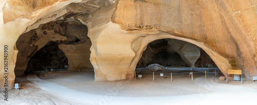 Foto Bell Caves, a series of massive, bell-shaped underground chambers located in the