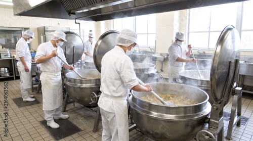 給食センターで大量調理をする調理師