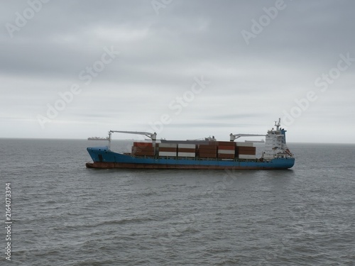 Quadro su tela container ship at asea at anchor.