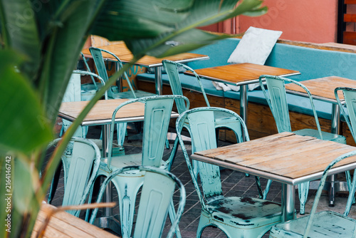 Bild auf Leinwand Chaises vintage bleues dans un bar restaurant
