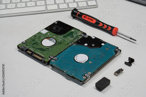 Foto Disassembled Hard Drives and Precision Screwdriver for Data Recovery and Hardwar
