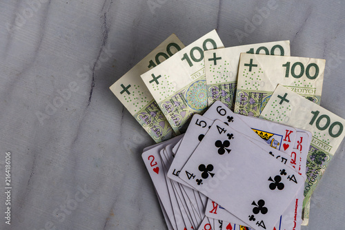 Cuadro en lienzo Angry male gambler hitting a casino table with his fist in frustration after los