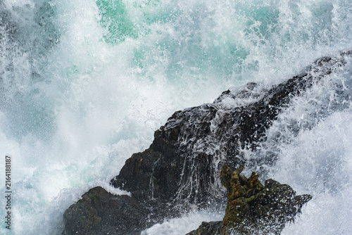 Obraz na plátně waves crashing on rocks