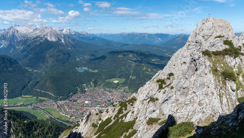 Bild auf Leinwand Blick auf die Stadt Mittenwald (Bayern) mit Viererspitze im Vordergrund und das