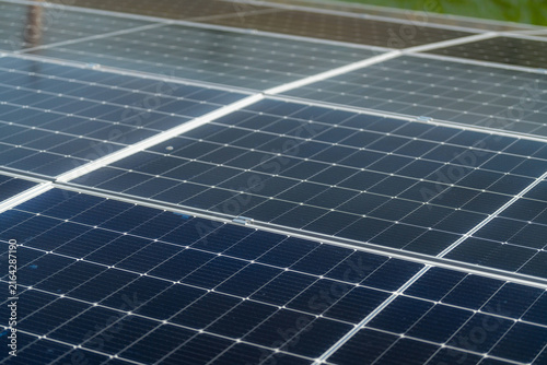 Foto Rows of polycrystalline photovoltaic modules run away in sharp perspective across a factory roof, with no people in frame - a clean background image for renewable energy design