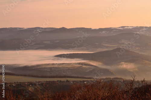 Foto Layered mountain ridges emerging from a dense morning cloud inversion in Czechia