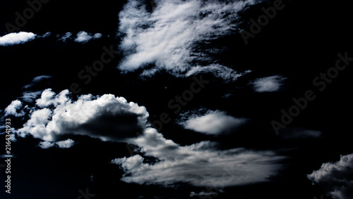 Fotografía Cúmulos y estratocúmulos, con algunos cirros dispersos en la parte superior sobre un fondo nocturno oscuro